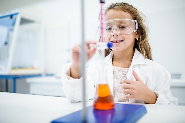 포토 JPG 외국인 백인 학생 응시 여자 어린이 과학 학교 실험 한명 서기 웃음 상반신 앞모습 아웃포커스 실험복 플라스크 시험관 과학실 보안경 어린이만 소녀한명만 국내포토 서양인 1 시선 교육 뷰포인트 모션 촬영기법 표정 실험기구 사람 인종 가운 안전장비 여자한명만 소녀만 파일형식