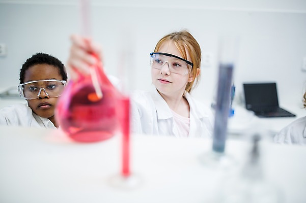 포토 JPG 외국인 백인 학생 응시 여자 남자 어린이 과학 흑인 학교 실험 웃음 상반신 두명 앞모습 아웃포커스 친구 실험복 플라스크 시험관 과학실 보안경 어린이만 국내포토 서양인 시선 교육 뷰포인트 관계 촬영기법 표정 실험기구 사람 인종 가운 안전장비 파일형식