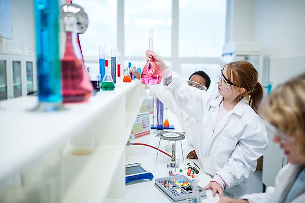 포토 JPG 외국인 백인 학생 응시 여자 남자 어린이 과학 흑인 학교 실험 서기 앉기 상반신 옆모습 아웃포커스 세명 친구 실험복 플라스크 시험관 과학실 보안경 어린이만 국내포토 서양인 시선 교육 뷰포인트 관계 모션 촬영기법 실험기구 사람 인종 가운 안전장비 파일형식