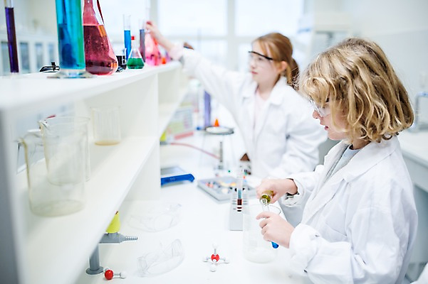 포토 JPG 외국인 백인 학생 응시 여자 어린이 과학 학교 실험 서기 상반신 두명 옆모습 아웃포커스 친구 실험복 플라스크 시험관 과학실 보안경 어린이만 국내포토 서양인 시선 교육 뷰포인트 관계 모션 촬영기법 실험기구 사람 인종 가운 안전장비 파일형식