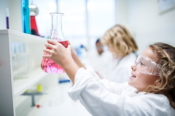 포토 JPG 외국인 백인 학생 응시 여자 남자 어린이 과학 흑인 학교 실험 웃음 들기 앉기 상반신 옆모습 아웃포커스 세명 친구 실험복 플라스크 시험관 과학실 보안경 어린이만 국내포토 서양인 시선 교육 뷰포인트 관계 모션 촬영기법 표정 실험기구 사람 인종 가운 안전장비 파일형식