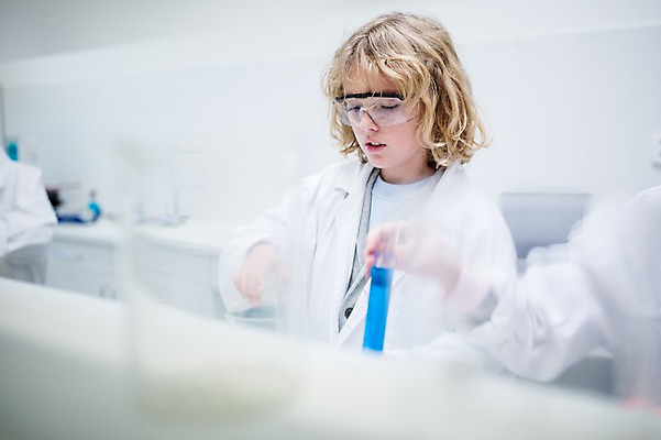 포토 JPG 외국인 백인 학생 응시 어린이 과학 학교 실험 한명 상반신 앞모습 아웃포커스 실험복 플라스크 시험관 과학실 보안경 어린이만 소년한명만 국내포토 서양인 1 시선 교육 뷰포인트 촬영기법 실험기구 사람 인종 가운 안전장비 남자한명만 소년만 파일형식