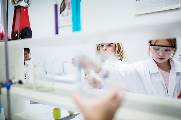 포토 JPG 외국인 백인 학생 응시 여자 어린이 과학 학교 실험 서기 상반신 두명 앞모습 아웃포커스 친구 실험복 플라스크 시험관 과학실 보안경 어린이만 국내포토 서양인 시선 교육 뷰포인트 관계 모션 촬영기법 실험기구 사람 인종 가운 안전장비 파일형식