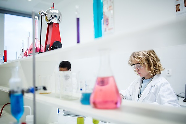 포토 JPG 외국인 백인 학생 응시 남자 어린이 과학 흑인 학교 실험 상반신 두명 옆모습 아웃포커스 친구 실험복 플라스크 시험관 과학실 보안경 어린이만 소년만 국내포토 서양인 시선 교육 뷰포인트 관계 촬영기법 실험기구 사람 인종 가운 안전장비 남자만 파일형식