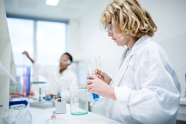 포토 JPG 외국인 백인 학생 응시 남자 어린이 과학 흑인 학교 실험 상반신 두명 옆모습 아웃포커스 친구 실험복 플라스크 시험관 과학실 보안경 어린이만 소년만 국내포토 서양인 시선 교육 뷰포인트 관계 촬영기법 실험기구 사람 인종 가운 안전장비 남자만 파일형식