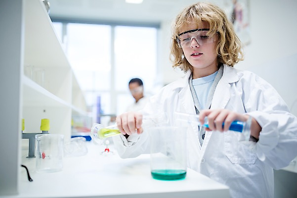 포토 JPG 외국인 백인 학생 응시 남자 어린이 과학 흑인 학교 실험 상반신 두명 앞모습 옆모습 아웃포커스 친구 실험복 플라스크 시험관 과학실 보안경 어린이만 소년만 국내포토 서양인 시선 교육 뷰포인트 관계 촬영기법 실험기구 사람 인종 가운 안전장비 남자만 파일형식