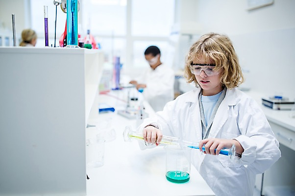 포토 JPG 외국인 백인 학생 응시 남자 어린이 과학 흑인 학교 실험 상반신 두명 앞모습 옆모습 아웃포커스 친구 실험복 플라스크 시험관 과학실 보안경 어린이만 소년만 국내포토 서양인 시선 교육 뷰포인트 관계 촬영기법 실험기구 사람 인종 가운 안전장비 남자만 파일형식