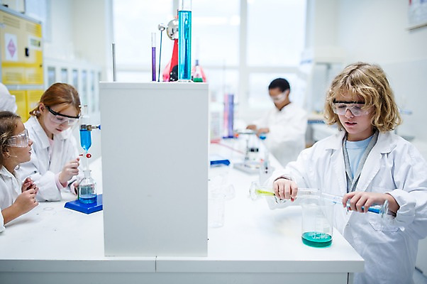 포토 JPG 외국인 백인 학생 응시 여자 남자 어린이 과학 흑인 학교 실험 웃음 여러명 상반신 앞모습 옆모습 아웃포커스 친구 실험복 플라스크 시험관 과학실 보안경 어린이만 국내포토 서양인 시선 교육 뷰포인트 다수 관계 촬영기법 표정 실험기구 사람 인종 가운 안전장비 파일형식