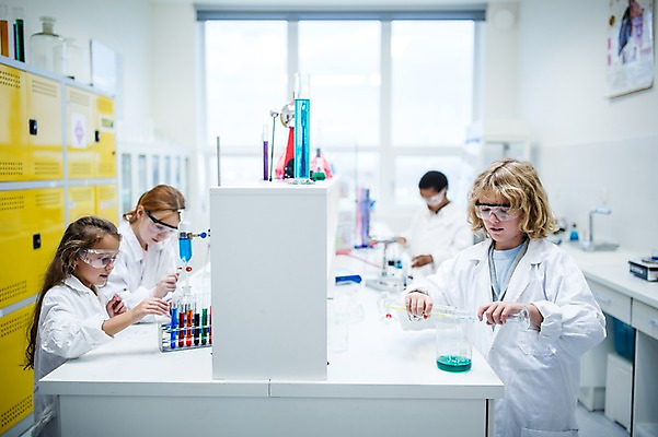 포토 JPG 외국인 백인 학생 응시 여자 남자 어린이 과학 흑인 학교 실험 웃음 여러명 상반신 앞모습 옆모습 아웃포커스 친구 실험복 플라스크 시험관 과학실 보안경 어린이만 국내포토 서양인 시선 교육 뷰포인트 다수 관계 촬영기법 표정 실험기구 사람 인종 가운 안전장비 파일형식