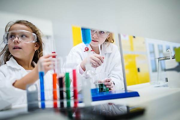 포토 JPG 외국인 백인 학생 응시 여자 어린이 과학 학교 실험 서기 웃음 들기 상반신 두명 앞모습 아웃포커스 친구 실험복 플라스크 시험관 과학실 보안경 어린이만 소녀만 국내포토 서양인 시선 교육 뷰포인트 관계 모션 촬영기법 표정 실험기구 사람 인종 가운 안전장비 여자만 파일형식