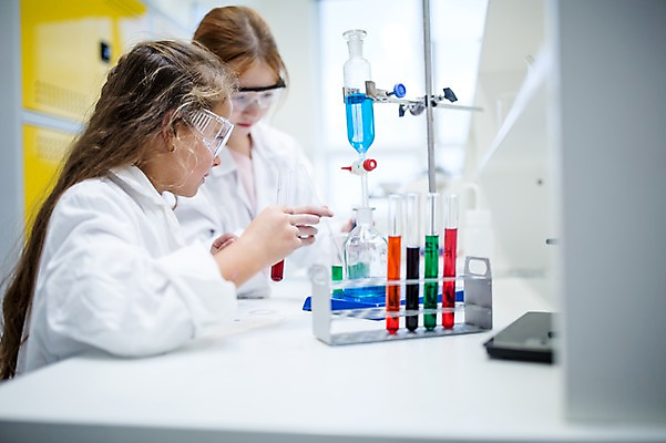 포토 JPG 외국인 백인 학생 응시 여자 어린이 과학 학교 실험 서기 웃음 들기 상반신 두명 옆모습 아웃포커스 친구 실험복 플라스크 시험관 과학실 보안경 어린이만 소녀만 국내포토 서양인 시선 교육 뷰포인트 관계 모션 촬영기법 표정 실험기구 사람 인종 가운 안전장비 여자만 파일형식