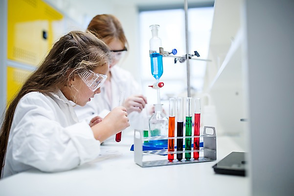 포토 JPG 외국인 백인 학생 응시 여자 어린이 과학 학교 실험 서기 웃음 들기 상반신 두명 옆모습 아웃포커스 친구 실험복 플라스크 시험관 과학실 보안경 어린이만 소녀만 국내포토 서양인 시선 교육 뷰포인트 관계 모션 촬영기법 표정 실험기구 사람 인종 가운 안전장비 여자만 파일형식