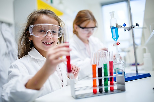 포토 JPG 외국인 백인 학생 응시 여자 어린이 과학 학교 실험 서기 웃음 들기 상반신 두명 앞모습 아웃포커스 친구 실험복 플라스크 시험관 과학실 보안경 어린이만 소녀만 국내포토 서양인 시선 교육 뷰포인트 관계 모션 촬영기법 표정 실험기구 사람 인종 가운 안전장비 여자만 파일형식