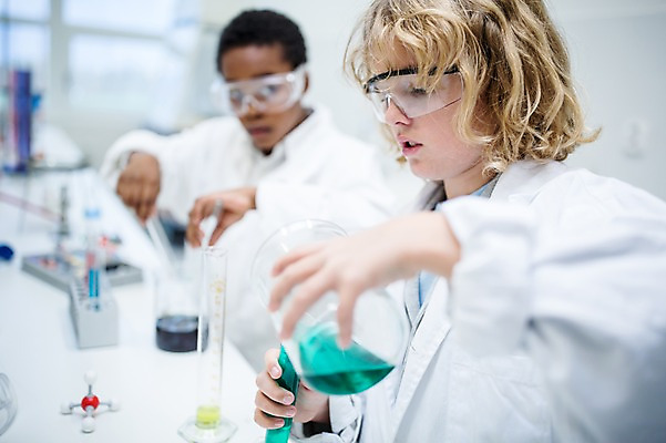 포토 JPG 외국인 백인 학생 남자 어린이 과학 흑인 학교 실험 서기 웃음 들기 상반신 두명 옆모습 아웃포커스 친구 실험복 플라스크 시험관 과학실 보안경 어린이만 소년만 국내포토 서양인 교육 뷰포인트 관계 모션 촬영기법 표정 실험기구 사람 인종 가운 안전장비 남자만 파일형식