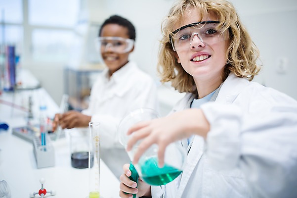 포토 JPG 외국인 백인 학생 남자 어린이 과학 흑인 학교 실험 서기 웃음 들기 상반신 두명 옆모습 아웃포커스 친구 실험복 플라스크 시험관 과학실 보안경 어린이만 소년만 국내포토 서양인 교육 뷰포인트 관계 모션 촬영기법 표정 실험기구 사람 인종 가운 안전장비 남자만 파일형식