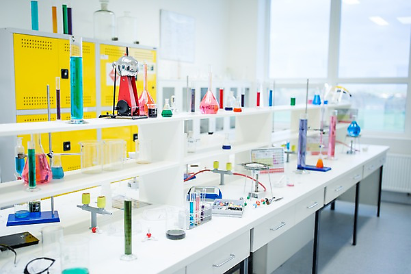 포토 JPG 과학 학교 실험기구 사람없음 아웃포커스 실험복 플라스크 과학교육 과학실 보안경 국내포토 교육 촬영기법 가운 안전장비 파일형식