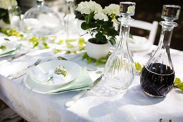 포토 JPG 주간 그릇 식기 접시 꽃 결혼 포크 탁자 결혼식 사람없음 야외 아웃포커스 꽃병 나이프 물병 와인병 결혼소품 체코 국내포토 자연요소 식물 유럽 가구 병_용기 촬영기법 이벤트 와인 칼 물통 오브젝트 파일형식