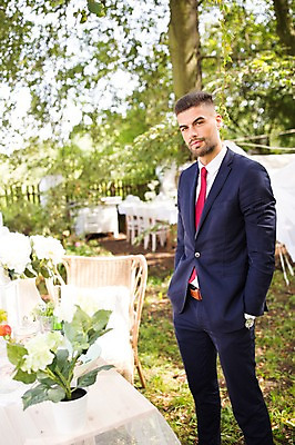 포토 JPG 주간 외국인 나무 백인 남자 화분 결혼 의자 결혼식 한명 서기 상반신 20대 성인 야외 앞모습 아웃포커스 체코 성인남자한명만 국내포토 자연요소 서양인 식물 1 유럽 뷰포인트 가구 모션 촬영기법 사람 인종 이벤트 청년 남자한명만 성인남자만 파일형식