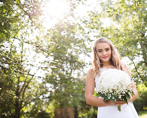 포토 JPG 주간 외국인 나무 백인 여자 신부 로우앵글 부케 결혼 결혼식 한명 서기 미소 상반신 20대 성인 야외 앞모습 아웃포커스 햇빛 체코 성인여자한명만 국내포토 자연요소 서양인 식물 1 유럽 뷰포인트 꽃다발 모션 촬영기법 표정 사람 인종 이벤트 청년 태양 여자한명만 성인여자만 파일형식