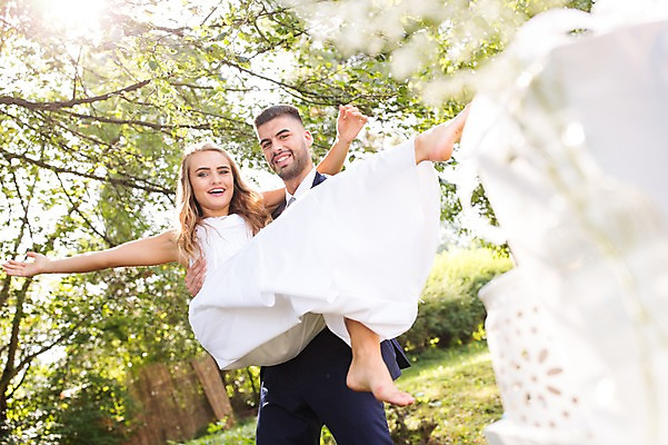포토 JPG 주간 전신 외국인 나무 백인 부부 커플 여자 남자 신부 로우앵글 신랑 결혼 안기 결혼식 서기 웃음 상반신 20대 성인 야외 두명 앞모습 옆모습 아웃포커스 체코 성인만 국내포토 자연요소 서양인 식물 유럽 뷰포인트 관계 모션 촬영기법 표정 사람 인종 이벤트 청년 파일형식