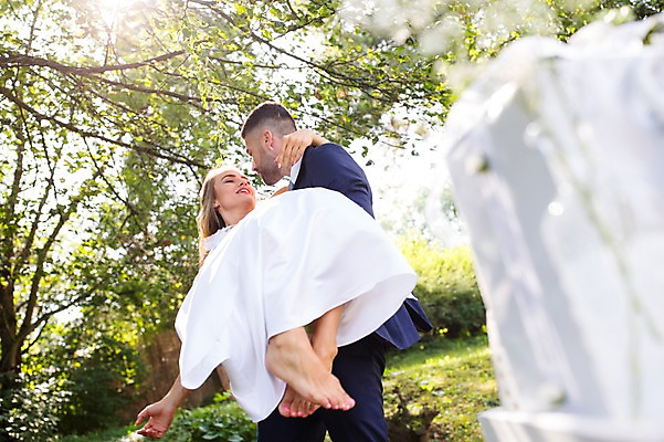 포토 JPG 주간 전신 외국인 나무 백인 부부 커플 여자 남자 신부 로우앵글 신랑 결혼 안기 결혼식 서기 웃음 상반신 20대 성인 야외 두명 앞모습 옆모습 아웃포커스 체코 성인만 국내포토 자연요소 서양인 식물 유럽 뷰포인트 관계 모션 촬영기법 표정 사람 인종 이벤트 청년 파일형식