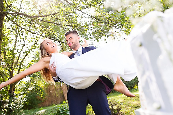 포토 JPG 주간 전신 외국인 나무 백인 부부 커플 여자 남자 신부 로우앵글 신랑 결혼 안기 결혼식 서기 웃음 상반신 20대 성인 야외 두명 앞모습 옆모습 아웃포커스 체코 성인만 국내포토 자연요소 서양인 식물 유럽 뷰포인트 관계 모션 촬영기법 표정 사람 인종 이벤트 청년 파일형식