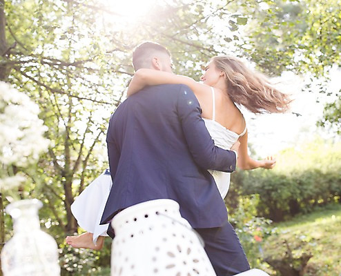 포토 JPG 주간 전신 외국인 나무 백인 부부 커플 여자 남자 신부 로우앵글 신랑 결혼 안기 결혼식 서기 상반신 20대 성인 야외 두명 뒷모습 아웃포커스 체코 성인만 국내포토 자연요소 서양인 식물 유럽 뷰포인트 관계 모션 촬영기법 사람 인종 이벤트 청년 파일형식