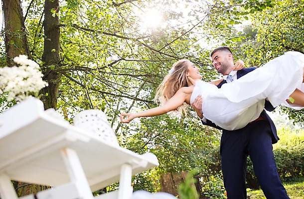 포토 JPG 주간 외국인 나무 백인 부부 커플 여자 남자 신부 로우앵글 신랑 결혼 안기 결혼식 서기 웃음 상반신 20대 성인 야외 두명 앞모습 옆모습 아웃포커스 체코 성인만 국내포토 자연요소 서양인 식물 유럽 뷰포인트 관계 모션 촬영기법 표정 사람 인종 이벤트 청년 파일형식