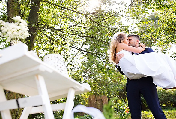 포토 JPG 주간 외국인 나무 백인 부부 커플 여자 남자 신부 로우앵글 신랑 결혼 안기 결혼식 키스 서기 상반신 20대 성인 야외 두명 앞모습 옆모습 아웃포커스 체코 성인만 국내포토 자연요소 서양인 식물 유럽 뷰포인트 관계 모션 촬영기법 사람 인종 이벤트 청년 애정표현 파일형식