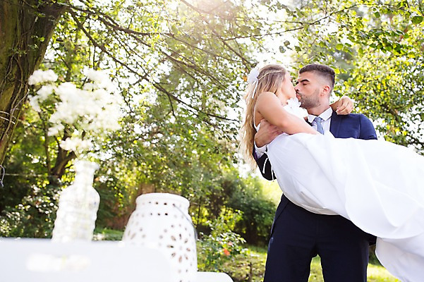 포토 JPG 주간 외국인 나무 백인 부부 커플 여자 남자 신부 로우앵글 신랑 결혼 안기 결혼식 키스 서기 상반신 20대 성인 야외 두명 앞모습 옆모습 아웃포커스 체코 성인만 국내포토 자연요소 서양인 식물 유럽 뷰포인트 관계 모션 촬영기법 사람 인종 이벤트 청년 애정표현 파일형식