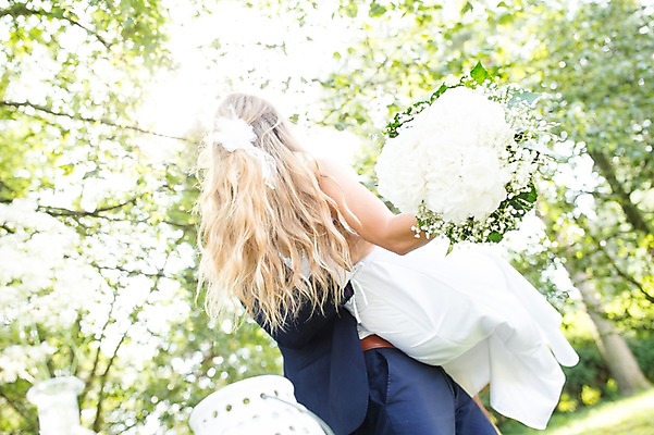 포토 JPG 주간 외국인 나무 백인 부부 커플 여자 남자 신부 로우앵글 부케 신랑 결혼 안기 결혼식 서기 들기 상반신 20대 성인 야외 두명 뒷모습 아웃포커스 체코 성인만 국내포토 자연요소 서양인 식물 유럽 뷰포인트 꽃다발 관계 모션 촬영기법 사람 인종 이벤트 청년 파일형식