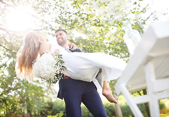 포토 JPG 주간 전신 외국인 나무 백인 부부 커플 여자 남자 신부 로우앵글 부케 신랑 결혼 안기 결혼식 서기 웃음 들기 상반신 20대 성인 야외 두명 앞모습 옆모습 아웃포커스 체코 성인만 국내포토 자연요소 서양인 식물 유럽 뷰포인트 꽃다발 관계 모션 촬영기법 표정 사람 인종 이벤트 청년 파일형식