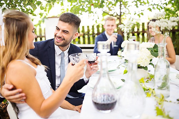 포토 JPG 주간 외국인 나무 백인 부부 커플 여자 남자 꽃 결혼 와인잔 탁자 결혼식 웃음 앉기 여러명 상반신 20대 성인 야외 앞모습 옆모습 아웃포커스 친구 와인 축하 체코 성인만 국내포토 자연요소 서양인 식물 유럽 뷰포인트 가구 다수 컨셉 술잔 관계 모션 주류 촬영기법 표정 사람 인종 이벤트 청년 파일형식