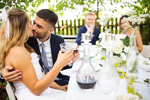 포토 JPG 주간 외국인 나무 백인 부부 커플 여자 남자 꽃 결혼 와인잔 탁자 결혼식 키스 앉기 여러명 상반신 20대 성인 야외 앞모습 옆모습 아웃포커스 친구 와인 축하 체코 성인만 국내포토 자연요소 서양인 식물 유럽 뷰포인트 가구 다수 컨셉 술잔 관계 모션 주류 촬영기법 사람 인종 이벤트 청년 애정표현 파일형식