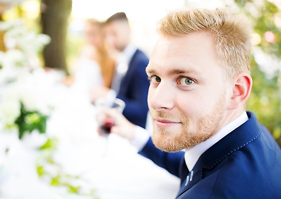 포토 JPG 주간 외국인 백인 커플 여자 남자 신부 신랑 결혼 결혼식 미소 앉기 상반신 20대 성인 야외 옆모습 아웃포커스 세명 친구 체코 성인만 국내포토 자연요소 서양인 유럽 뷰포인트 관계 모션 촬영기법 표정 사람 인종 이벤트 청년 파일형식