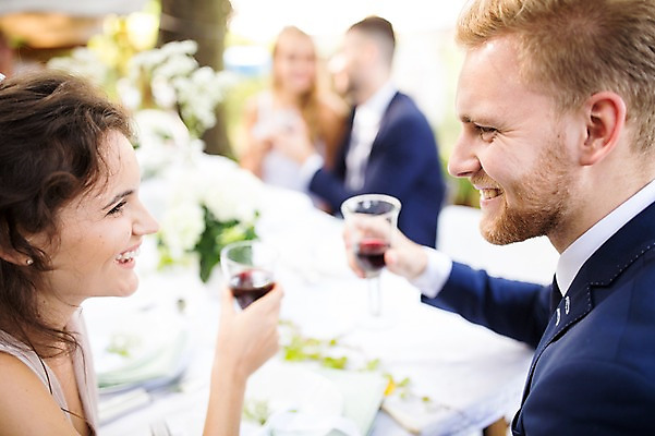 포토 JPG 주간 외국인 나무 백인 부부 커플 여자 남자 꽃 결혼 와인잔 탁자 결혼식 웃음 앉기 여러명 상반신 20대 성인 야외 옆모습 아웃포커스 친구 와인 축하 건배 체코 성인만 국내포토 자연요소 서양인 식물 유럽 뷰포인트 가구 다수 컨셉 술잔 관계 모션 주류 촬영기법 표정 사람 인종 이벤트 청년 파일형식