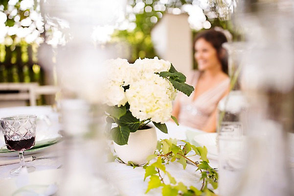 포토 JPG 주간 외국인 백인 여자 꽃 신부 결혼 와인잔 식탁 탁자 결혼식 잔 한명 앉기 상반신 20대 성인 야외 옆모습 아웃포커스 와인 체코 성인여자한명만 국내포토 자연요소 서양인 식물 1 식기 유럽 뷰포인트 가구 술잔 모션 주류 촬영기법 사람 인종 이벤트 청년 여자한명만 성인여자만 파일형식