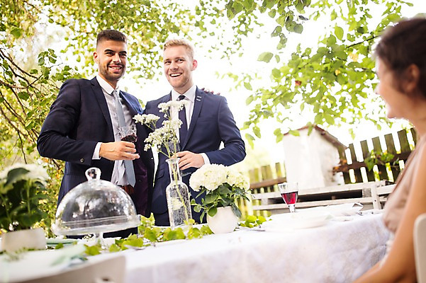 포토 JPG 주간 외국인 나무 백인 커플 응시 여자 남자 꽃 결혼 와인잔 탁자 결혼식 서기 웃음 앉기 상반신 20대 성인 야외 앞모습 옆모습 아웃포커스 세명 친구 와인 체코 동성애자 성인만 국내포토 자연요소 서양인 식물 시선 유럽 뷰포인트 가구 술잔 관계 모션 주류 촬영기법 표정 사람 인종 이벤트 청년 파일형식 성소수자