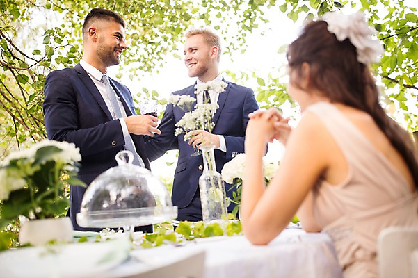 포토 JPG 주간 외국인 나무 백인 커플 응시 여자 남자 꽃 결혼 와인잔 탁자 결혼식 서기 웃음 앉기 상반신 20대 성인 야외 앞모습 옆모습 아웃포커스 세명 친구 와인 체코 동성애자 성인만 국내포토 자연요소 서양인 식물 시선 유럽 뷰포인트 가구 술잔 관계 모션 주류 촬영기법 표정 사람 인종 이벤트 청년 파일형식 성소수자