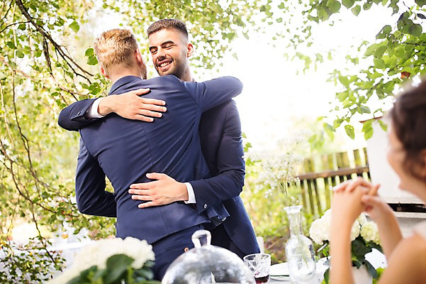 포토 JPG 주간 외국인 나무 백인 커플 여자 남자 꽃 결혼 와인잔 포옹 탁자 결혼식 서기 웃음 앉기 상반신 20대 성인 야외 앞모습 뒷모습 아웃포커스 세명 와인 체코 동성애자 성인만 국내포토 자연요소 서양인 식물 유럽 뷰포인트 가구 술잔 관계 안기 모션 주류 촬영기법 표정 사람 인종 이벤트 청년 파일형식 성소수자