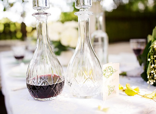 포토 JPG 주간 꽃 결혼 와인잔 탁자 결혼식 사람없음 야외 아웃포커스 와인 결혼소품 체코 국내포토 자연요소 식물 유럽 가구 술잔 주류 촬영기법 이벤트 오브젝트 파일형식