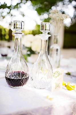 포토 JPG 주간 꽃 결혼 와인잔 탁자 결혼식 사람없음 야외 아웃포커스 와인 결혼소품 체코 국내포토 자연요소 식물 유럽 가구 술잔 주류 촬영기법 이벤트 오브젝트 파일형식