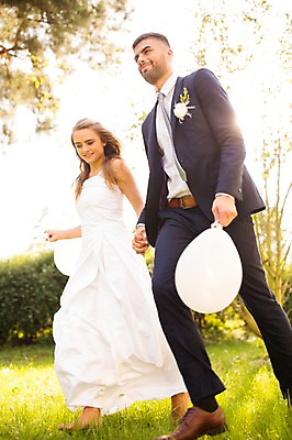 포토 JPG 주간 전신 외국인 백인 부부 커플 여자 남자 신부 신랑 결혼 결혼식 웃음 들기 잔디 20대 성인 야외 두명 옆모습 아웃포커스 걷기 손잡기 체코 풍선 성인만 국내포토 자연요소 서양인 식물 유럽 뷰포인트 관계 모션 촬영기법 표정 사람 인종 이벤트 청년 파일형식