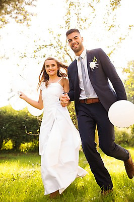 포토 JPG 주간 전신 외국인 백인 부부 커플 여자 남자 신부 신랑 결혼 결혼식 웃음 들기 잔디 20대 성인 야외 두명 앞모습 아웃포커스 걷기 손잡기 체코 풍선 성인만 국내포토 자연요소 서양인 식물 유럽 뷰포인트 관계 모션 촬영기법 표정 사람 인종 이벤트 청년 파일형식