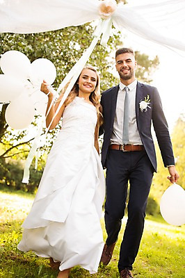 포토 JPG 주간 전신 외국인 백인 부부 커플 여자 남자 신부 신랑 결혼 결혼식 웃음 들기 잔디 20대 성인 야외 두명 앞모습 아웃포커스 걷기 손잡기 체코 풍선 성인만 국내포토 자연요소 서양인 식물 유럽 뷰포인트 관계 모션 촬영기법 표정 사람 인종 이벤트 청년 파일형식