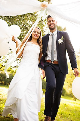 포토 JPG 주간 전신 외국인 백인 부부 커플 여자 남자 신부 신랑 결혼 결혼식 웃음 들기 잔디 20대 성인 야외 두명 앞모습 아웃포커스 걷기 손잡기 체코 풍선 성인만 국내포토 자연요소 서양인 식물 유럽 뷰포인트 관계 모션 촬영기법 표정 사람 인종 이벤트 청년 파일형식