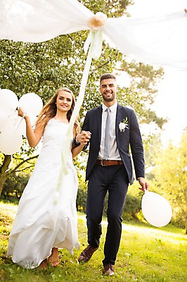 포토 JPG 주간 전신 외국인 백인 부부 커플 여자 남자 신부 신랑 결혼 결혼식 웃음 들기 잔디 20대 성인 야외 두명 앞모습 아웃포커스 걷기 손잡기 체코 풍선 성인만 국내포토 자연요소 서양인 식물 유럽 뷰포인트 관계 모션 촬영기법 표정 사람 인종 이벤트 청년 파일형식