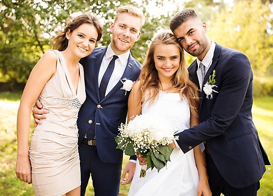 포토 JPG 주간 외국인 백인 부부 커플 여자 남자 신부 부케 신랑 결혼 결혼식 서기 들기 여러명 상반신 20대 성인 야외 앞모습 아웃포커스 친구 축하 체코 성인만 국내포토 자연요소 서양인 유럽 뷰포인트 꽃다발 다수 컨셉 관계 모션 촬영기법 사람 인종 이벤트 청년 파일형식