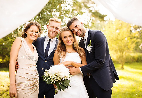 포토 JPG 주간 외국인 백인 부부 커플 여자 남자 신부 부케 신랑 결혼 결혼식 서기 웃음 들기 여러명 상반신 20대 성인 야외 앞모습 아웃포커스 친구 축하 체코 성인만 국내포토 자연요소 서양인 유럽 뷰포인트 꽃다발 다수 컨셉 관계 모션 촬영기법 표정 사람 인종 이벤트 청년 파일형식