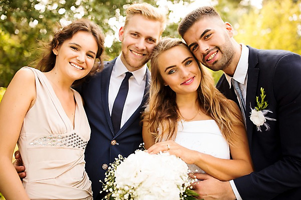 포토 JPG 주간 외국인 백인 부부 커플 여자 남자 신부 부케 신랑 결혼 결혼식 서기 웃음 들기 여러명 상반신 20대 성인 야외 앞모습 아웃포커스 친구 축하 체코 성인만 국내포토 자연요소 서양인 유럽 뷰포인트 꽃다발 다수 컨셉 관계 모션 촬영기법 표정 사람 인종 이벤트 청년 파일형식